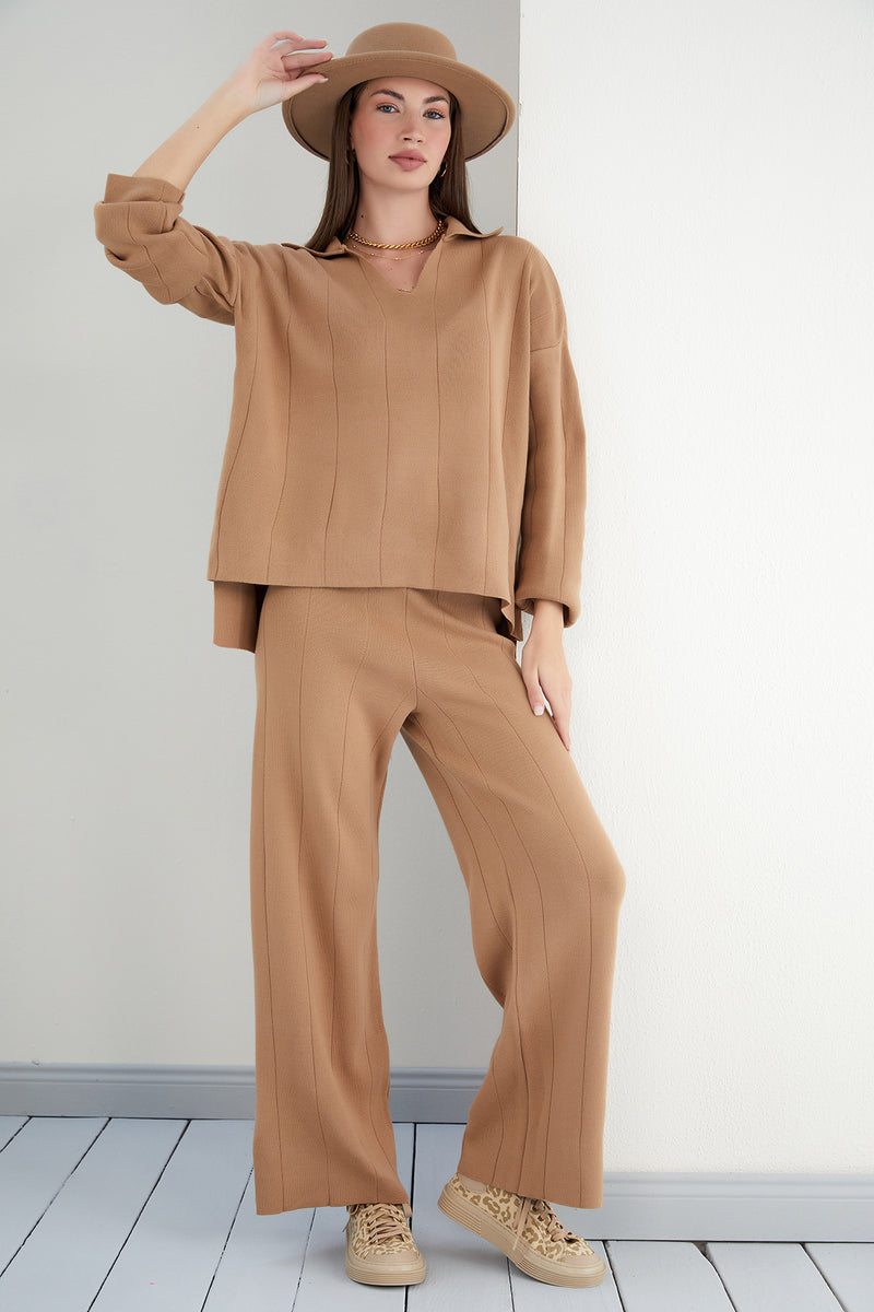 CO ORD SET WITH OVERSIZE JUMPER AND WIDE LEG TROUSERS IN CAMEL COLOUR.